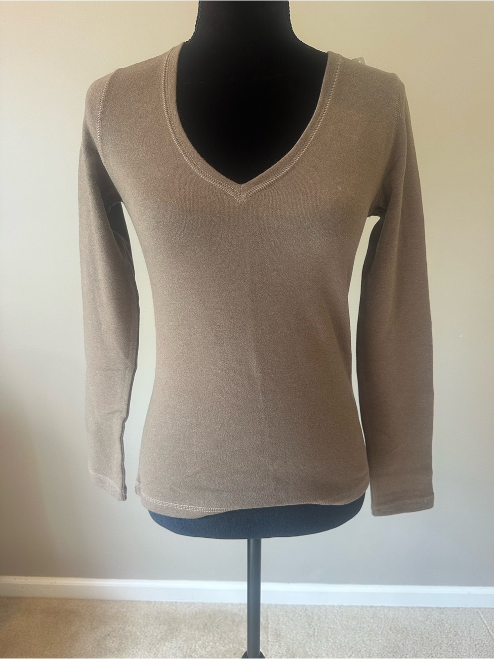 Neiman Marcus Women's Taupe V-Neck Long Sleeve Sweater